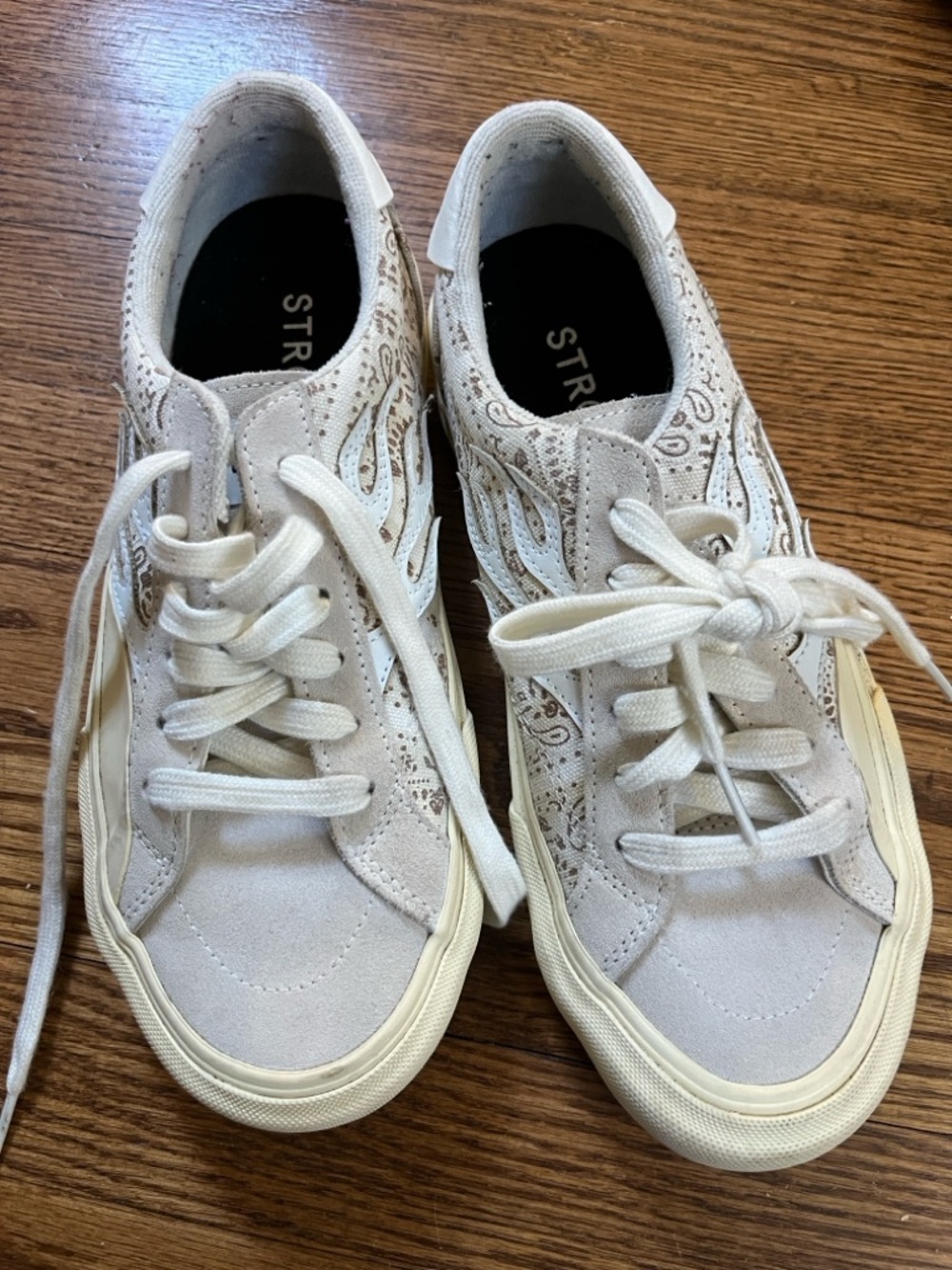Straye shoes